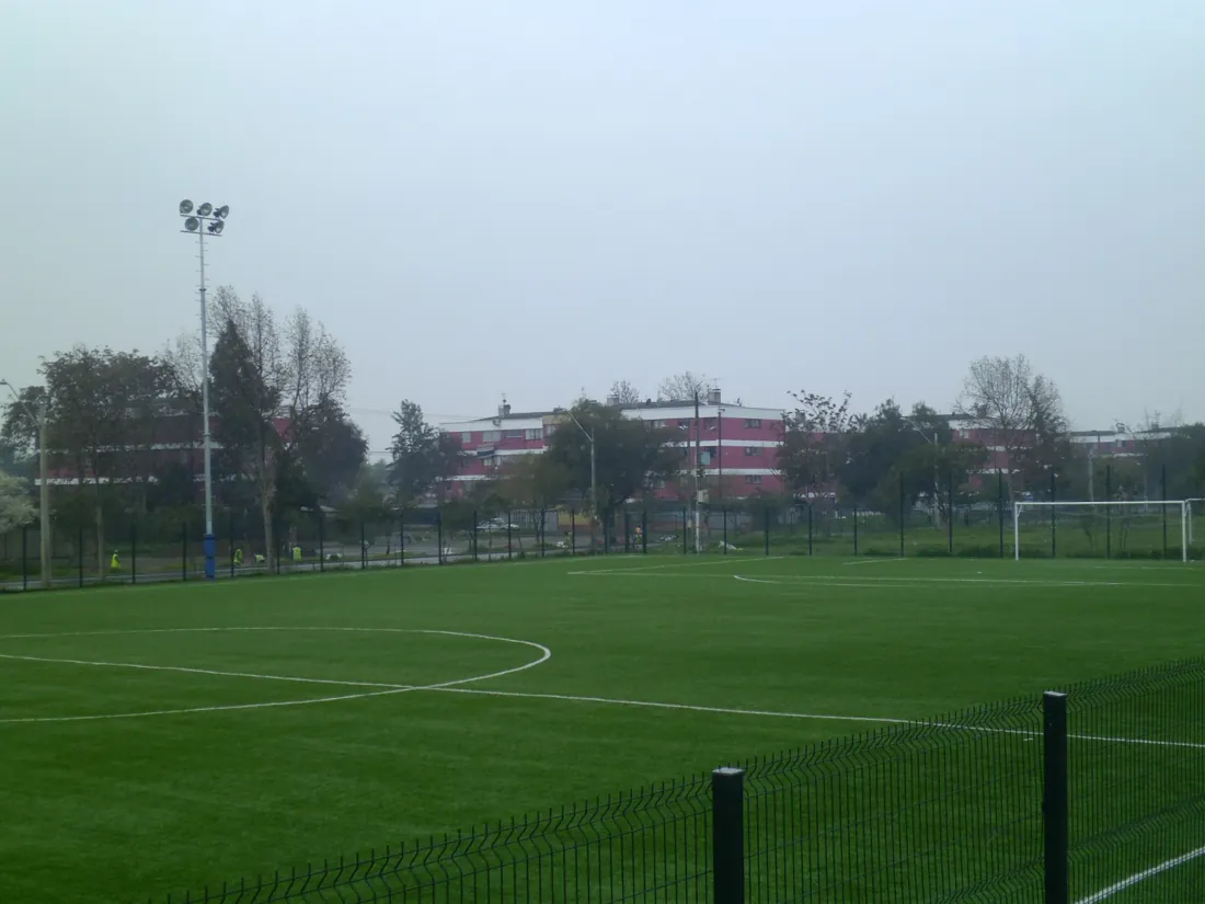 Cancha de pasto sintético con torres de iluminación instaladas por EDT