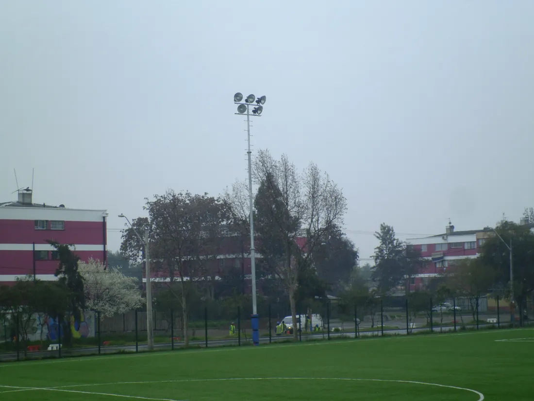Torre de proyectores LED iluminando una cancha deportiva municipal