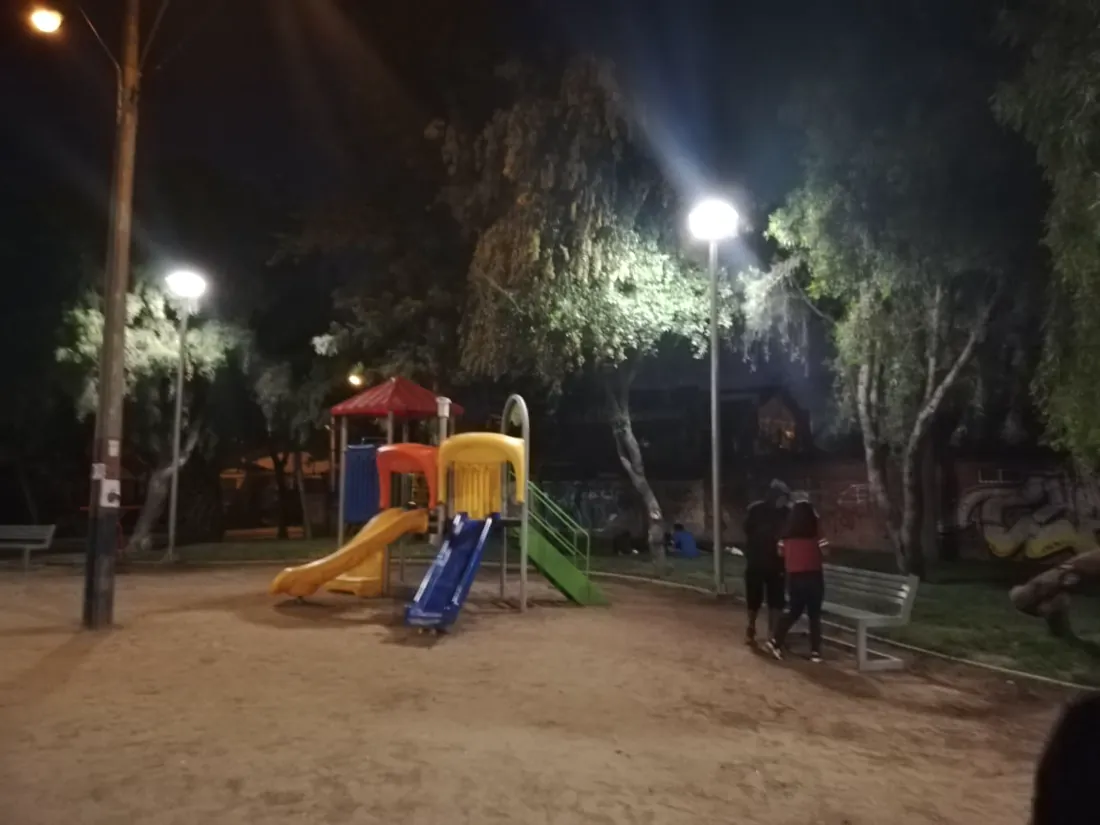 Plaza con juegos infantiles iluminada de noche por luminarias LED
