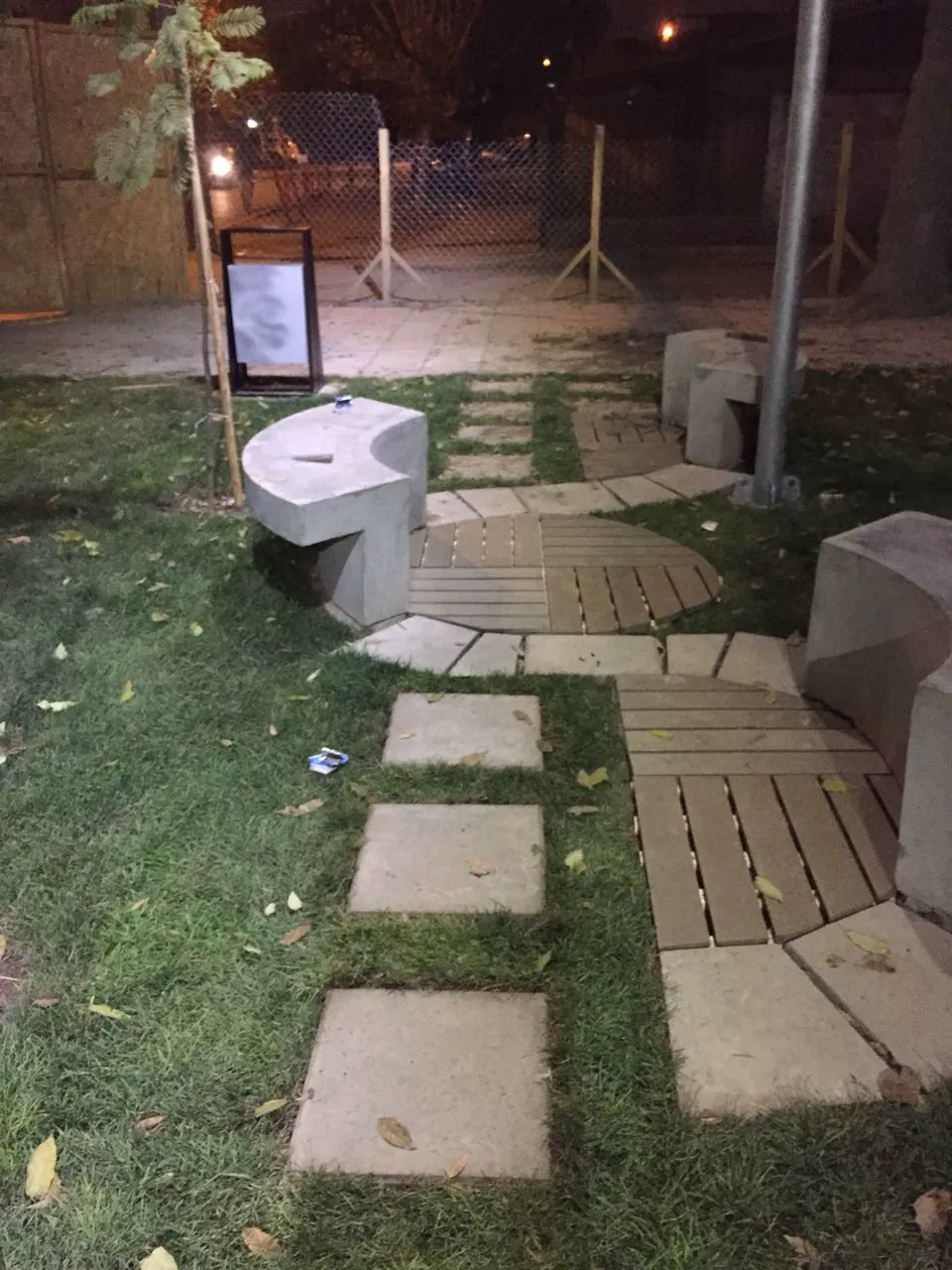 Sendero ajardinado con adoquines y áreas verdes en un parque urbano