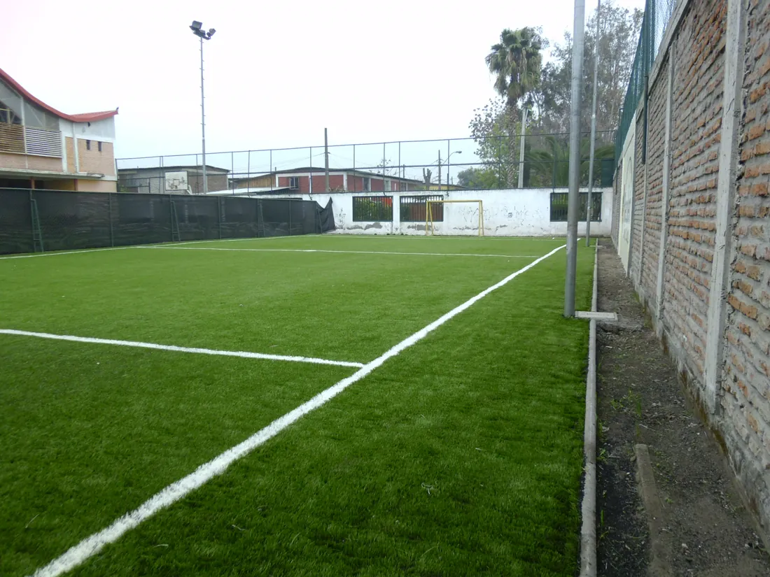 Multicancha de pasto sintético en área verde deportiva municipal