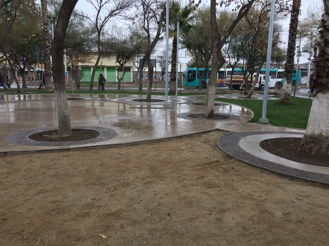 Plaza renovada con maceteros de árboles y áreas verdes mantenidas por EDT