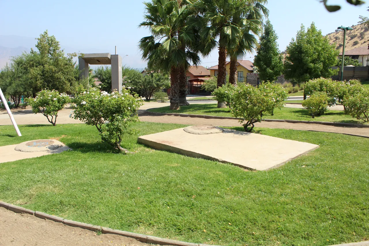 Plaza pública con palmeras, arbustos ornamentales y áreas verdes mantenidas por EDT