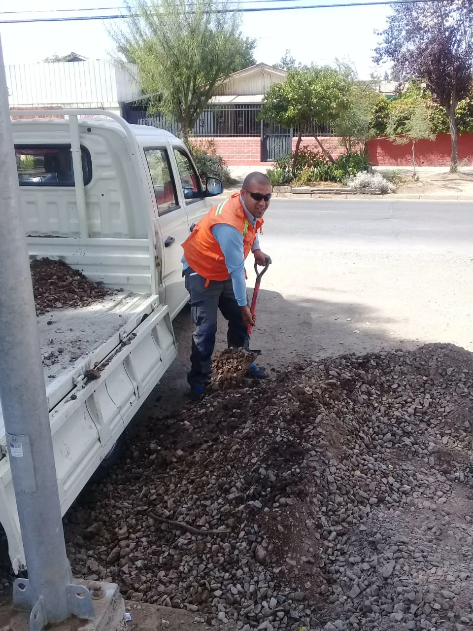 Operario de EDT cargando áridos para obras de pavimentación urbana