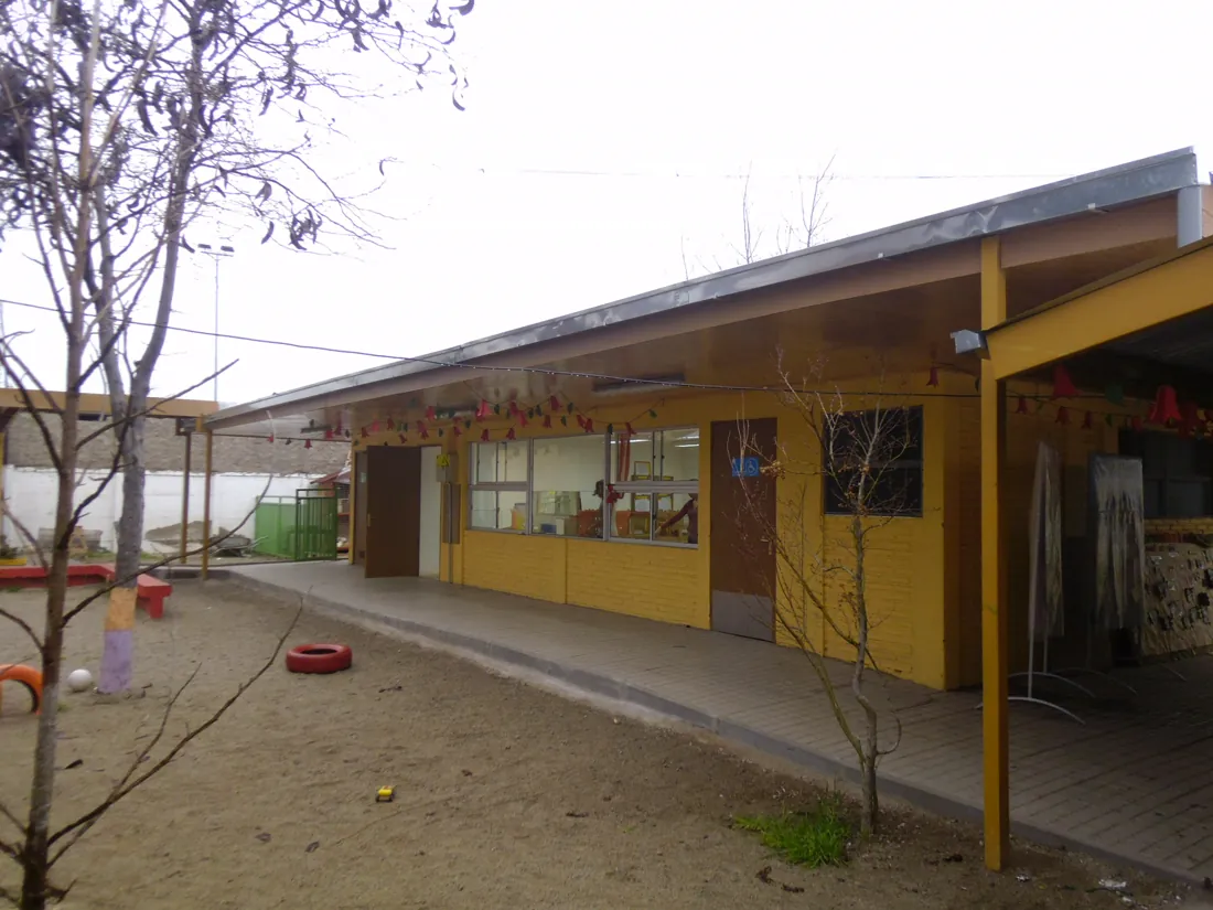 Edificio escolar con pasillo cubierto ejecutado por EDT